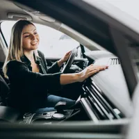 Șoferii care staționează cu motorul pornit, amendați. De când s-ar putea aplica și în România ? - Foto: Freepik