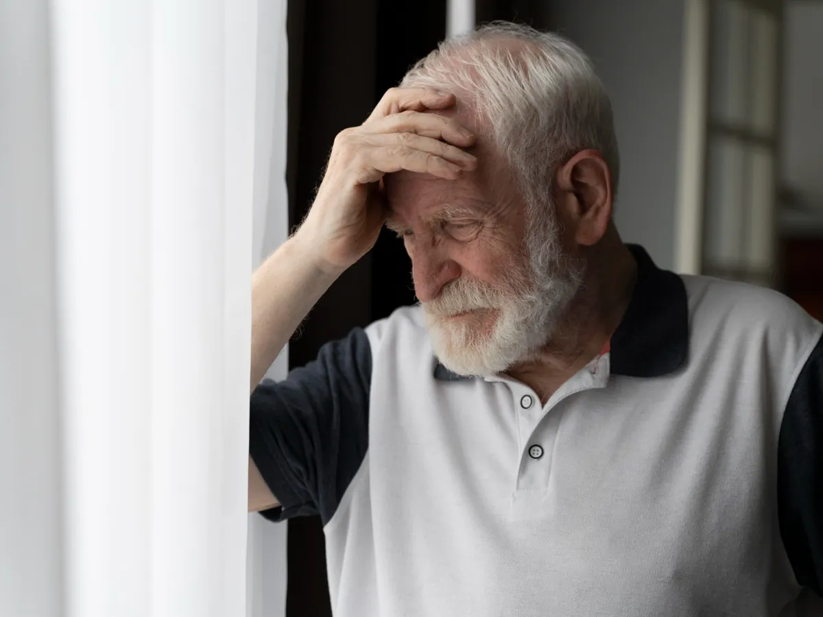 Pensionar supărat la pensie - Foto: Freepik