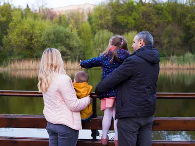 Unde merg românii în vacanța de toamnă a elevilor? Prețul unei nopți de cazare pentru o familie - Foto: Freepik (rol ilustrativ)