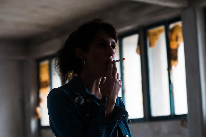 Femeie care fumează - Foto: Freepik (rol ilustrativ)