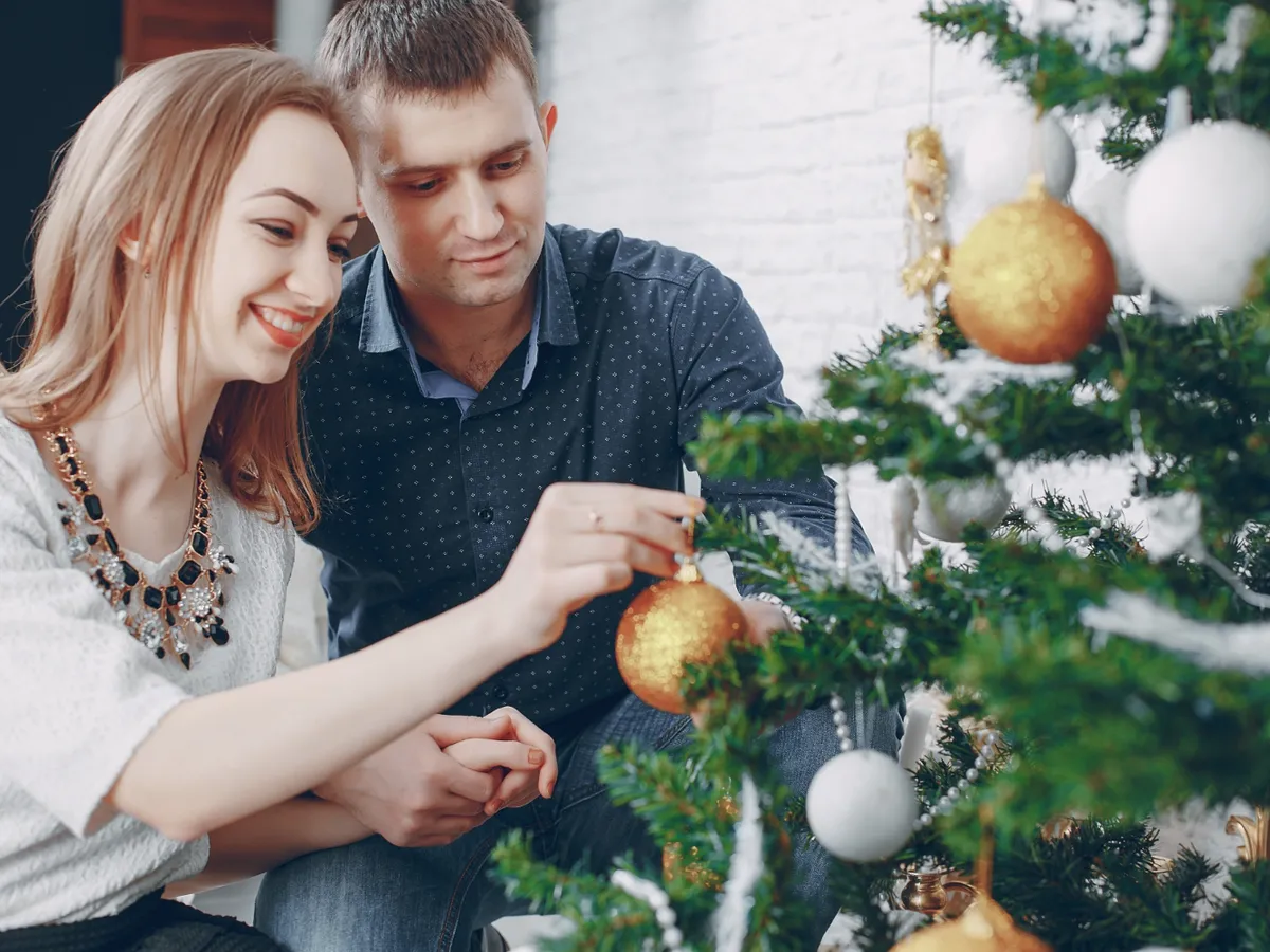 Ce să faci, ca să nu mai cadă acele de brad? Trucuri pentru a arăta bine bradul până în ianuarie