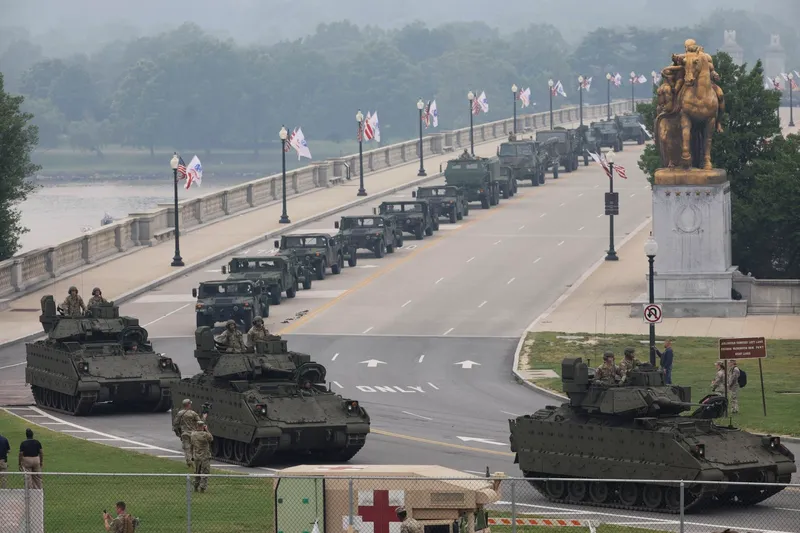 Vehicule militare ale SUA în timpul unei parade - Foto: Profimedia Images