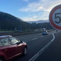 Limită de 50 km/h și bandă dedicată mașinilor partajate, pe autostradă, pentru reducerea poluării - Foto: francebleu.fr