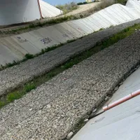 Au fost furate plasele care susțin pietrele din gabioanele montate pe DEx 12. - Foto: Facebook/DRDP Craiova