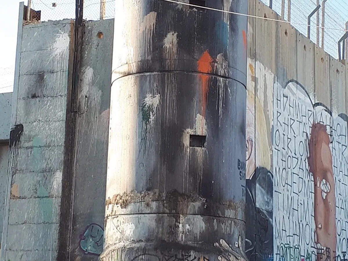 ZIDURI DE SEPARAȚIE Un zid de aproape 800 km desparte Israelul de teritoriile palestiniene. Multe dintre turnurile în care stau militari sunt înnegrite de la incendii. Aici, turnul de supraveghere a taberei Aida