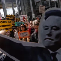 Arestări după proteste care îl vizează pe Elon Musk. Manifestanții au mers la showroom-urile Tesla - Foto: Profimedia Images