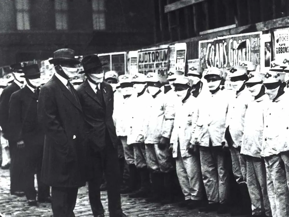 Gripa spaniolă a ucis peste 50 de milioane de oameni. Măturătorii din Chicago sunt controlați să nu fie infectați, în 1918 - Foto: Getty Images