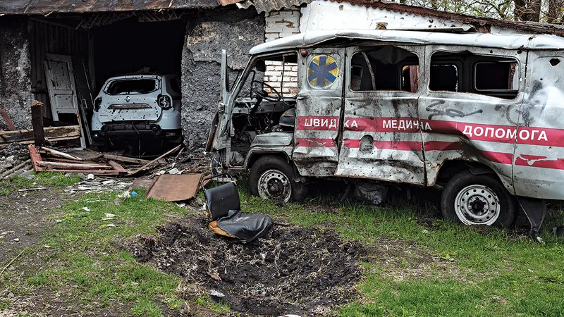 DISTRUGERE Carcasa unei ambulanțe după bombardamentul unui spital din Novyi Bykiv, un sat situat la 100 km est de Kiev