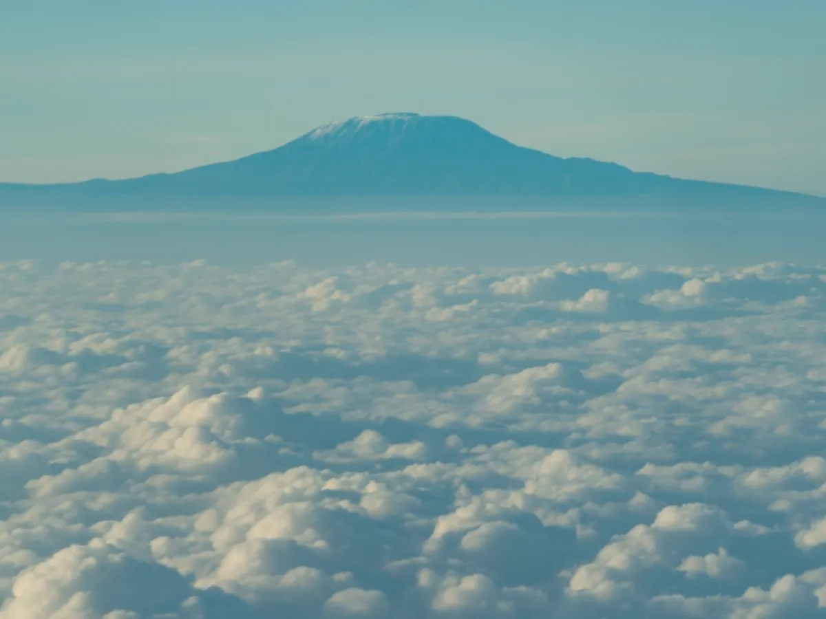 Tragedie aviatică. Un elicopter s-a prăbuşit pe Muntele Kilimanjaro de la 4700 de metri altitudine. 5 morți