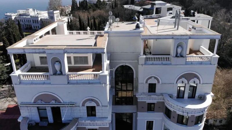 Putin vinde apartamentul lui Zelenski cu vedere la Mare Neagră. Află de la ce sumă pleacă licitația - Foto: Profimedia Images