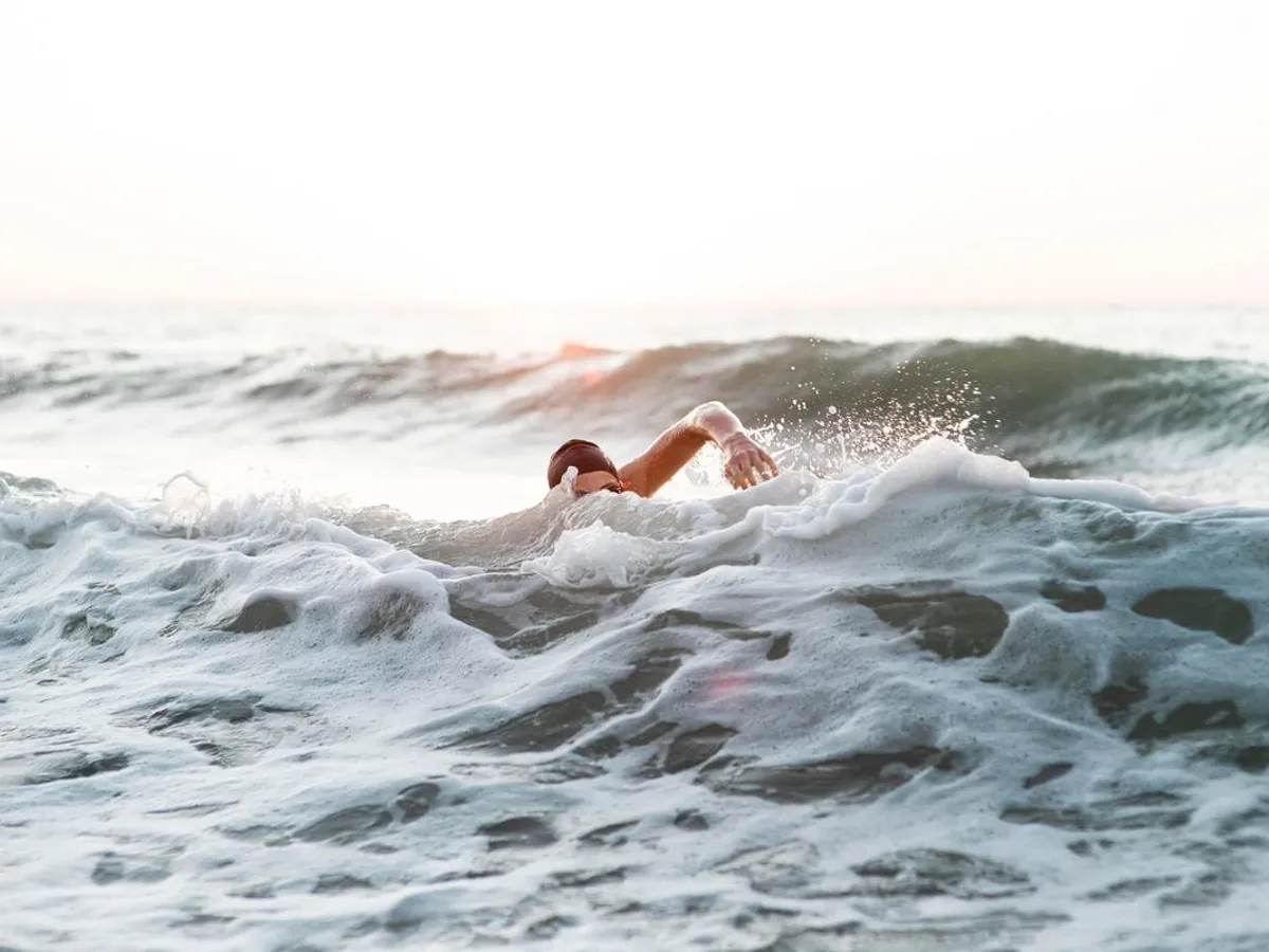 Un băiat de 13 ani a înotat 4 ore în oceanul rece pentru a-și salva mama și cei doi frați mai mici - Foto: Freepik (imagine cu rol ilustrativ)