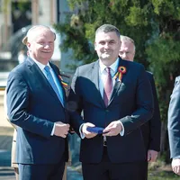 Ioan Mang (stânga), alături de ministerul de interne, Gabriel Leș