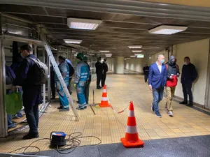 Chioșc ilegal în stația de metrou Ștefan cel Mare. / Foto: Radu Mihaiu, Facebook