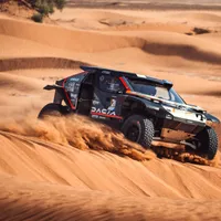 Moment istoric! Loeb și Al-Attiyah se pregătesc să se bată pentru titlul Dakar 2025 cu mașini Dacia - Foto: Dacia