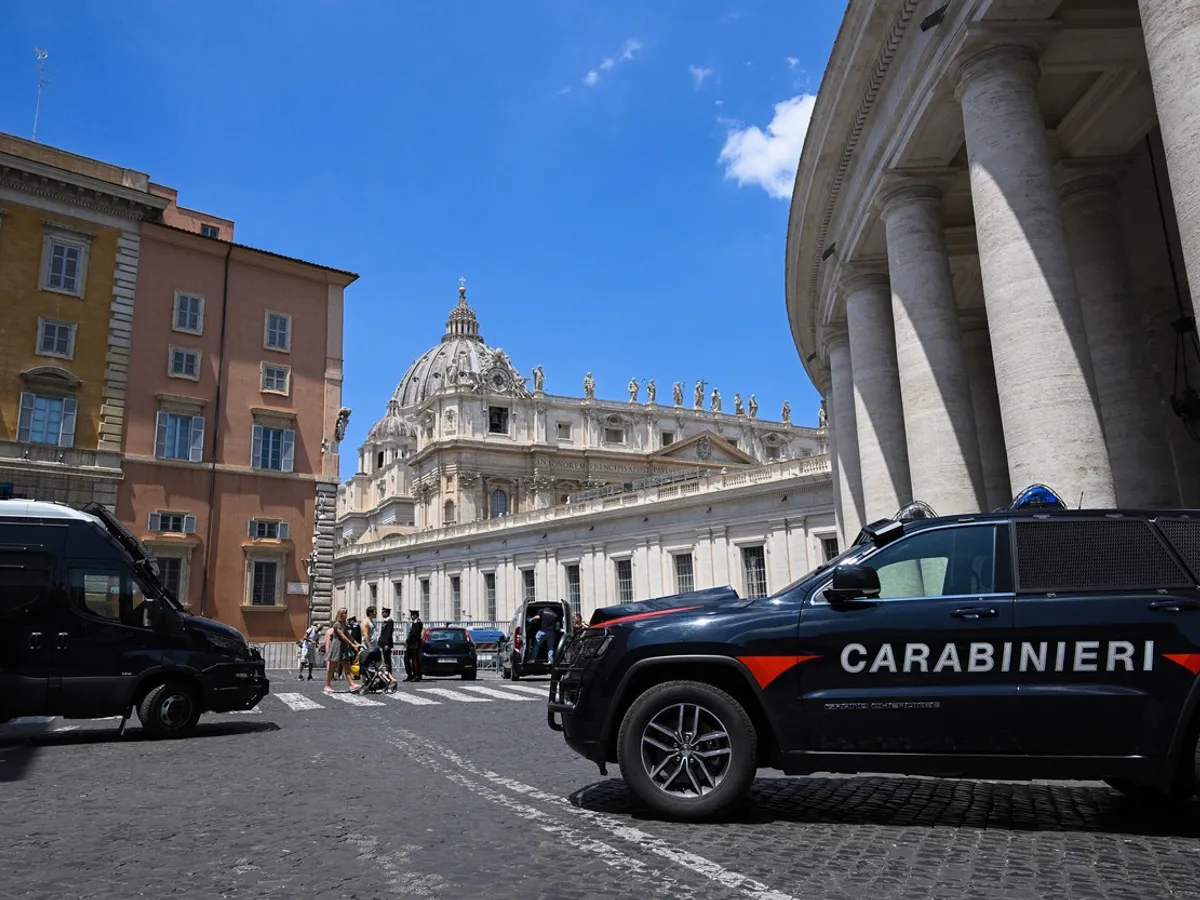 Poliția blochează accesul la locul în care poliția a tras în cauciucurile unei mașini care nu s-a oprit și a spart barierele de pe Via Paulo VI din Roma, la granița Vaticanului. Șoferul a fost arestat ulterior de către Politie - Foto: Profimedia Images