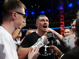 ”Un nume ucrainean, imaginați-vă! Stau cu 14 băieți în casă”. Usyk, show după ce a rescris istoria boxului