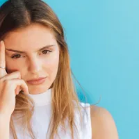 Cum să-ți faci sprâncenele în 2026? A revenit trendul anilor 90. Te întinerește - Foto: Freepik (Imagine cu rol ilustrativ)