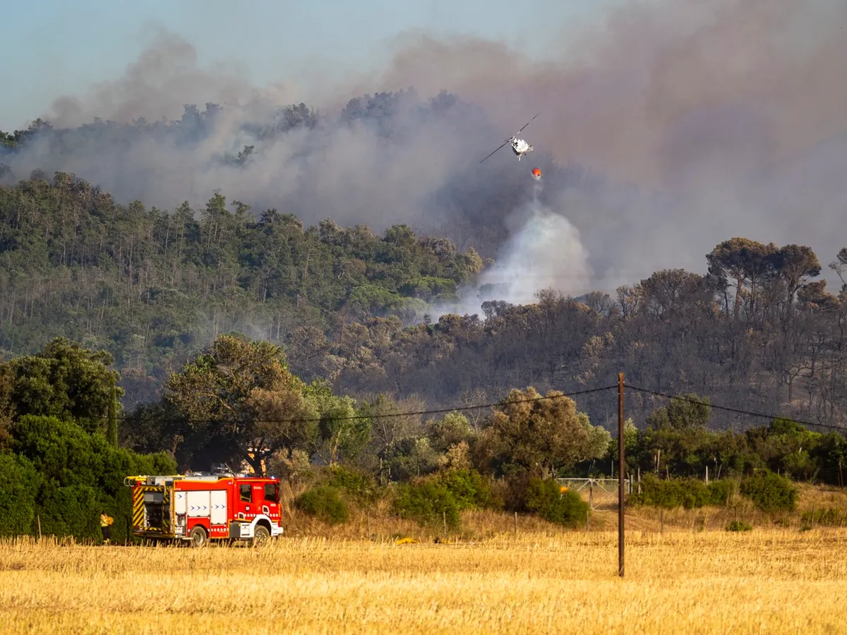 Foc în Catalonia. 45.000 de persoane, sfătuite să rămână în case. 2.200 ha de vegetaţie s-au făcut scum