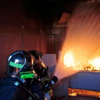 VIDEO 10 morți și 14 răniți într-un incendiu devastator izbucnit la un bloc cu șapte etaje - FOTO: Profimedia