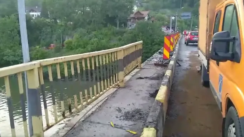 VIDEO Un TIR a căzut în Dunăre, după ce șoferul a lovit parapetul. Trupul a fost găsit de scafandri - Foto: Facebook / captură de ecran 11 Plus