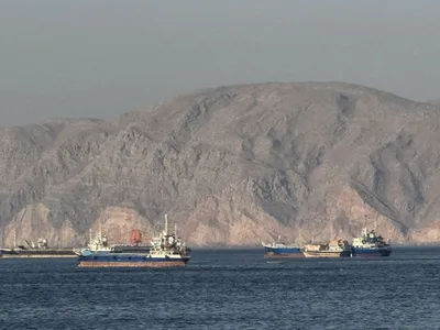 Vase ancorate în Strâmtoarea Ormuz, în faţa oraşului Khasab, din Oman - Foto: Profimedia Images