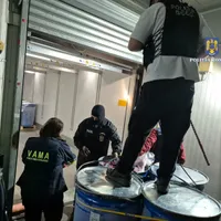 Cantitate impresionantă de cocaină, ascunsă în butoaie cu fructe congelate. Unde urma să ajungă? - Foto: Poliția-DIICOT