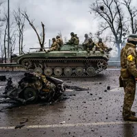 VIDEO Rușii au abandonat tancuri și arme într-o ambuscadă. Ucrainenii le folosesc la contraofensiv / LA Times