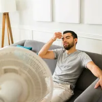 Cum te răcorești pe caniculă fără aer condiționat? Înlocuiește becurile și schimbă așternuturile - Foto: Profimedia Images ( imagine rol ilustrativ)