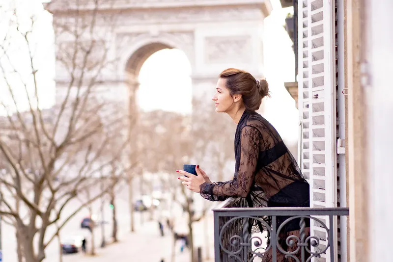 Femeie la Paris - Foto: Freepik
