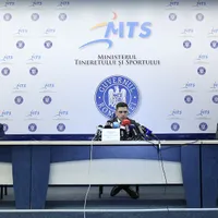 Ministrul Eduard Novak a fost părăsit și de secretarul general, Ciprian Păsăilă (stânga) și de secretarul general adjunct Dragoș Bănescu (dreapta) Foto INQUAM Photos/ Sabin Cîrstoveanu