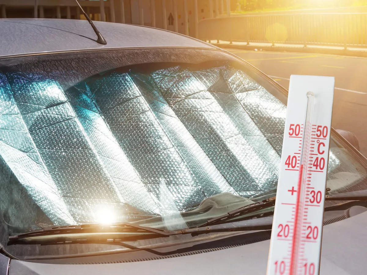 Soarele arzător și temperaturile caniculare, de 35-40 de grade Celsius, îți transformă mașina în „cuptor” în câteva minute - Foto: magnific.com