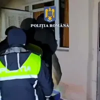 Percheziții masive în Suceava pentru mită și trafic de influență. 16 persoane duse la audieri - Foto: Politia Romana