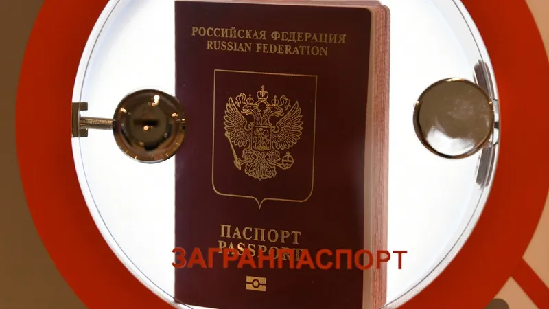 Bugetarii ruși și apropiații Kremlinului, obligați să-și pașapoartele la FSB ca să nu dezerteze - Foto: Profimedia Images
