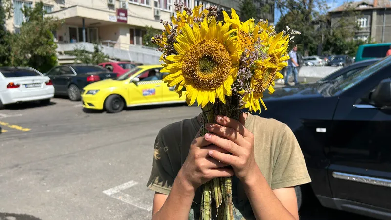 Cum a ajuns un băiat să vândă flori pentru a-și cumpăra rechizite. „Vreau și câteva flanele” - Foto: BZI