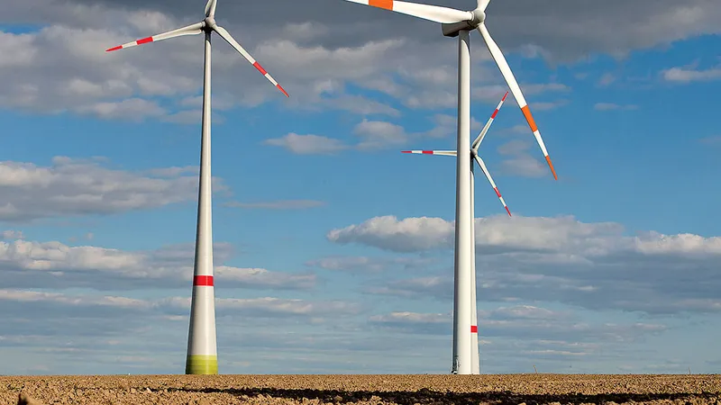 Turbine eoliene pe câmpul unui fermier din Germania, care renunță la energia nucleară.