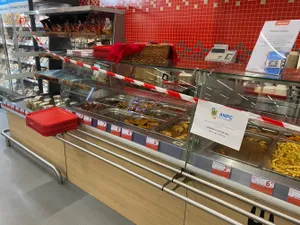 Autoritatea Naţională pentru Protecţia Consumatorilor a propus închiderea a patru unităţi Auchan din Bucureşti. / Foto: dcbusiness.ro