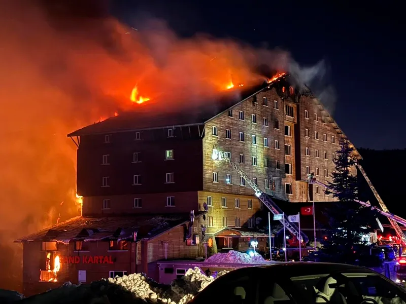 Incendiu devastator într-o stațiune de schi din Turcia. 10 oameni au murit și 32 sunt răniți - Foto: Profimedia Images