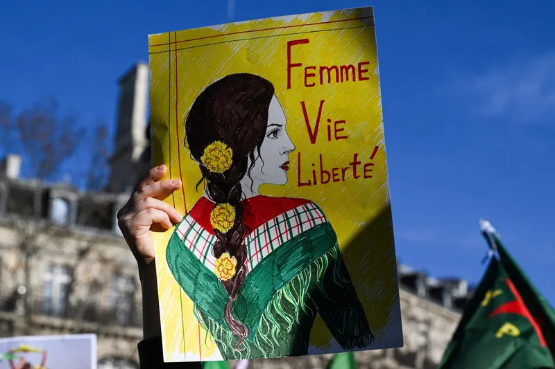 &bdquo;Femei, viață, libertate&rdquo;, slogan kurd de mobilizare &icirc;n timpul protestelor din Iran, ca răspuns la moartea Mahsei Amini - Foto: Profimedia Images