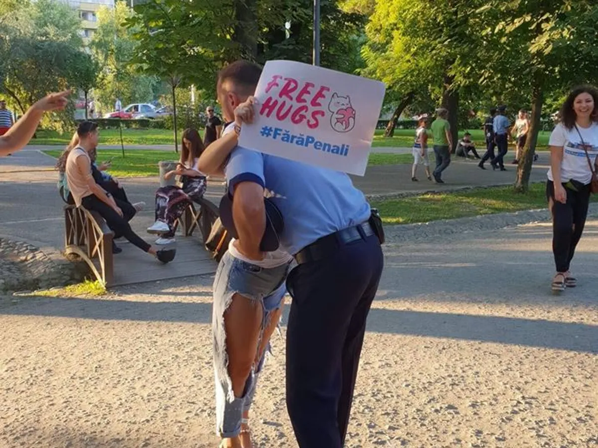 Îmbrățișarea dintre polițist și voluntară a fost publicată pe pagina de Facebook „Fără penali în funcții publice”