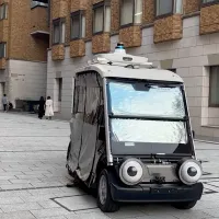 Mașinile autonome, dotate cu ochi animatronici gigantici pentru a atrage atenția pietonilor. / Foto: captură video