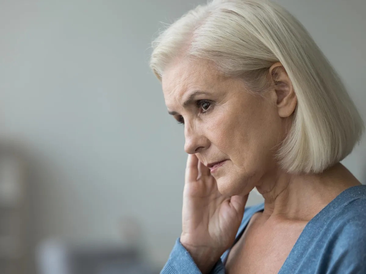 Pensinară îngrijorată la pensie - Foto: Freepik