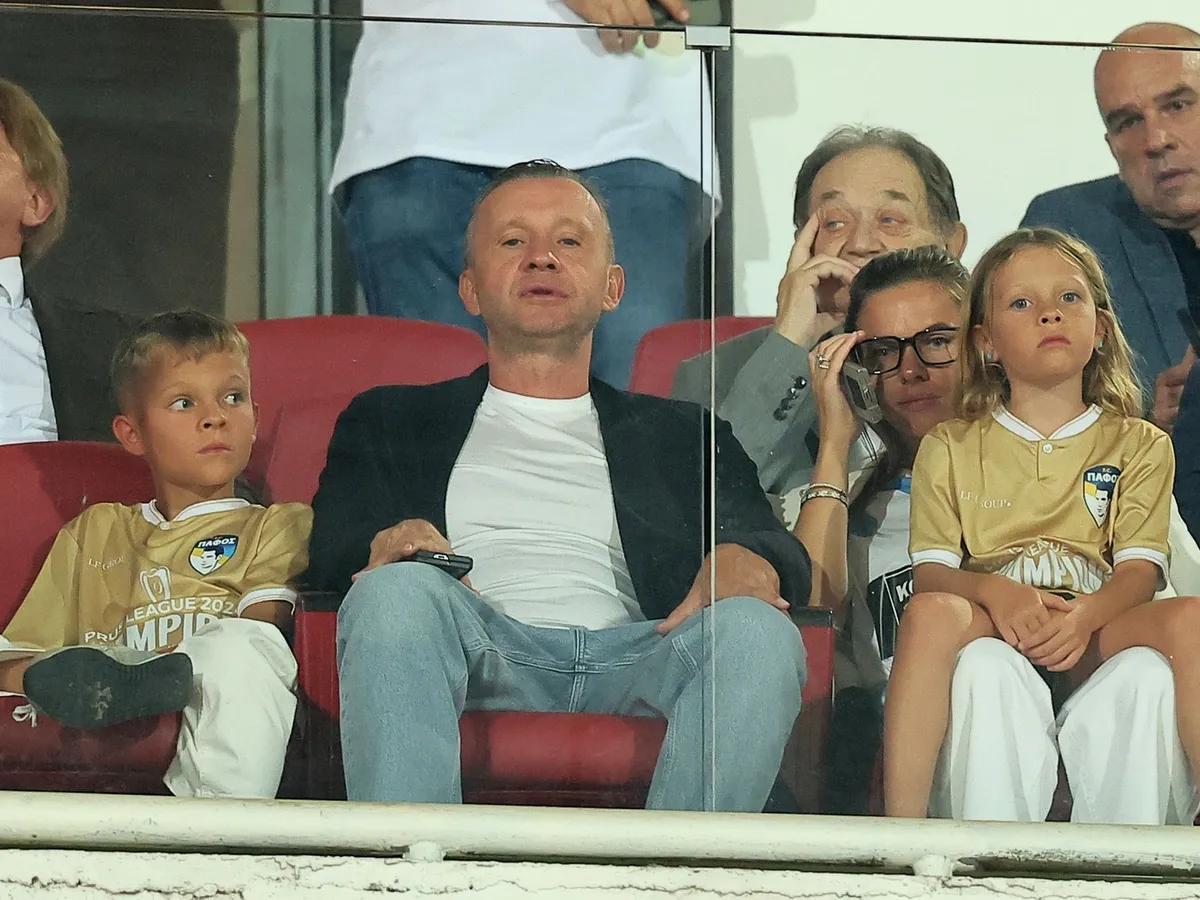 Miliardarul rus Serghei Lomakin, proprietarul clubului de fotbal cipriot Paphos FC, cu soția și copiii în timpul meciului tur al play-off-urilor Ligii Campionilor UEFA - Foto: Profimedia Image