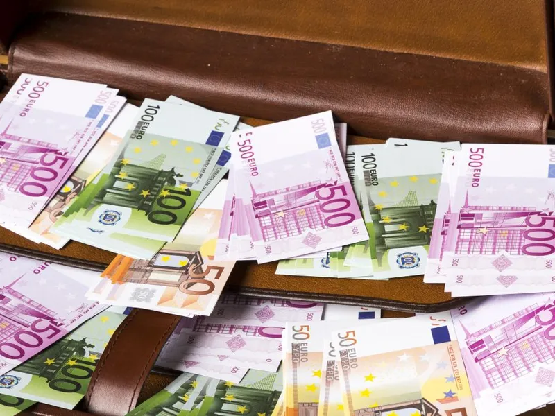 Valiză deschisă cu bancnote euro - Foto: Freepik/CC0