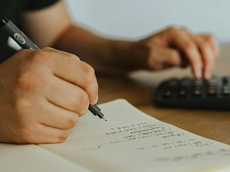 Persoană făcând calcule matematice - Foto: Pexels/olia danilevich