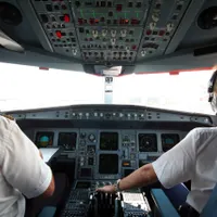 Un pilot a părăsit cabina chiar în timpul zborului pentru a fi alături de pasageri. Ce a făcut? - Foto: Profimedia / imagine rol ilustrativ