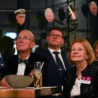 Fanii Casei Regale urmăresc proiecția încoronării Regelui Carol al III-lea pe ecranul de la Castlereagh Boutique Hotel din Sydney - Foto: Profimedia Images