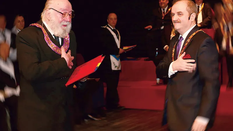 Templu masonic?! Teatrul Odeon,
condus de Cristian Șofron, găzduiește reuniunile conduse de masonul Stelian Nistor