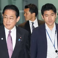 Premierul Japoniei și-a demis fiul din postul de secretar, după ce a dat o petrecere scandaloasă - Foto: Kyodo via The Japan Times