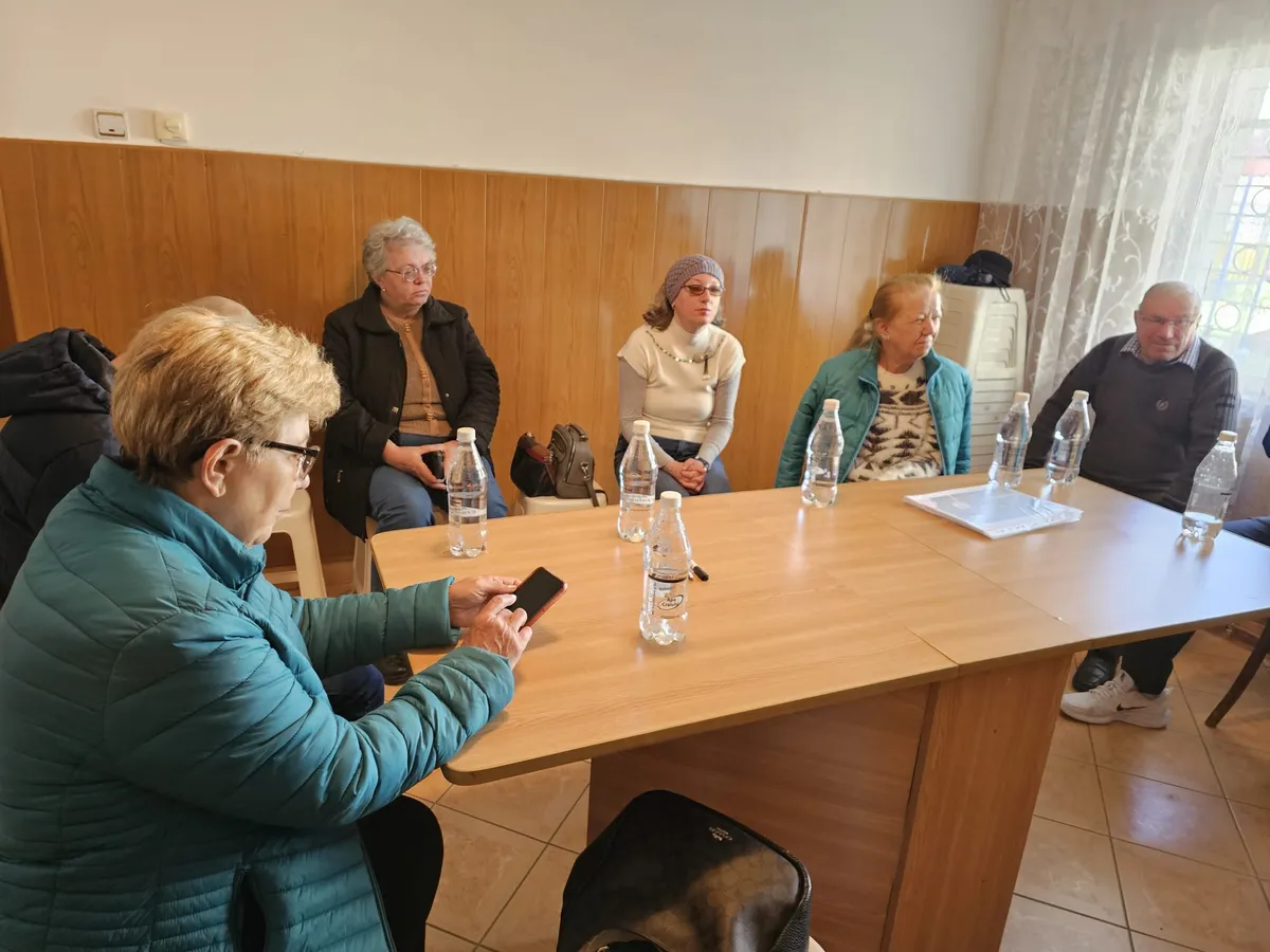 Seniorii nevăzători din Bacău descoperă lumea digitală prin atelierele Fundației Regale Margareta a României - Foto: Asociația Nevăzătorilor Bacău