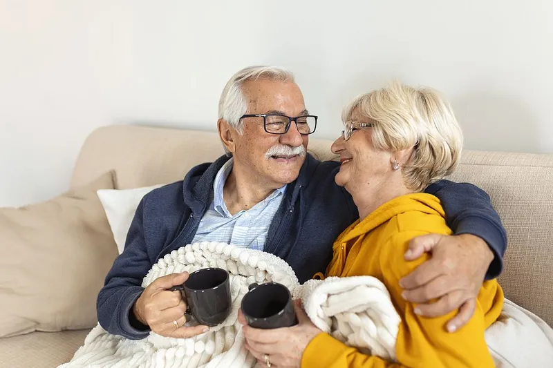 Cuplu de pensionari fericiţi râzând - Foto: Freepik/stefamerpik